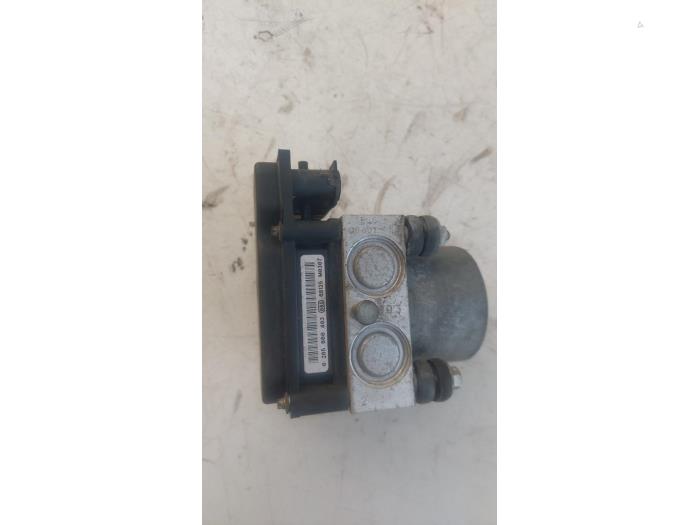 Usagé Pompe ABS Smart Forfour (454) 1.0 12V Prix € 75,00 Règlement à la marge proposé par Autosloopbedrijf H.C.Stouten