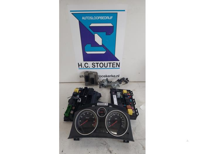 Used Ignition lock + computer Opel Astra H SW (L35) 1.6 16V Twinport Price € 125,00 Margin scheme offered by Autosloopbedrijf H.C.Stouten