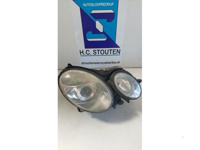 Gebrauchte Scheinwerfer rechts Mercedes E Combi (S211) 3.0 E-280 CDI V6 24V Preis € 125,00 Margenregelung angeboten von Autosloopbedrijf H.C.Stouten