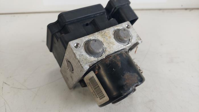 Używane Pompa ABS Peugeot 206 (2A/C/H/J/S) 1.4 XR,XS,XT,Gentry Cena € 125,00 Procedura marży oferowane przez Autosloopbedrijf H.C.Stouten