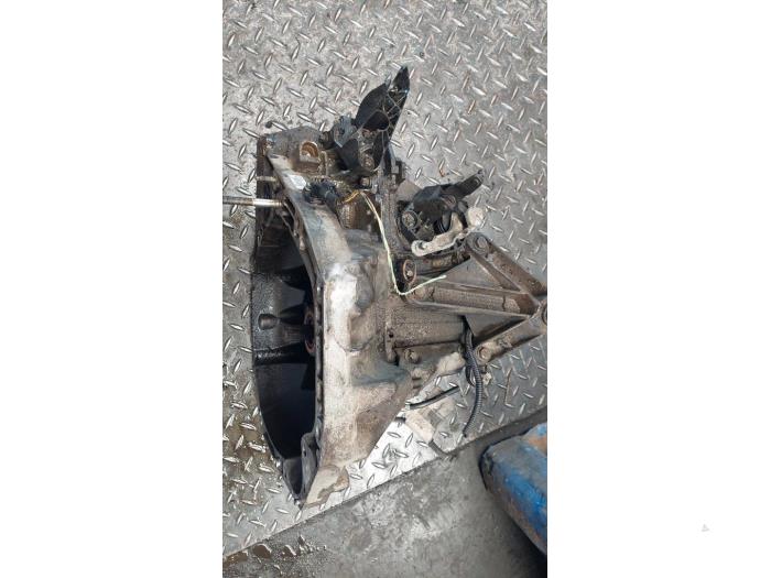 Getriebe van een Renault Clio III (BR/CR) 1.6 16V 2006