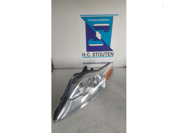 Używane Reflektor lewy Ford Mondeo IV 1.6 EcoBoost 16V Cena € 50,00 Procedura marży oferowane przez Autosloopbedrijf H.C.Stouten
