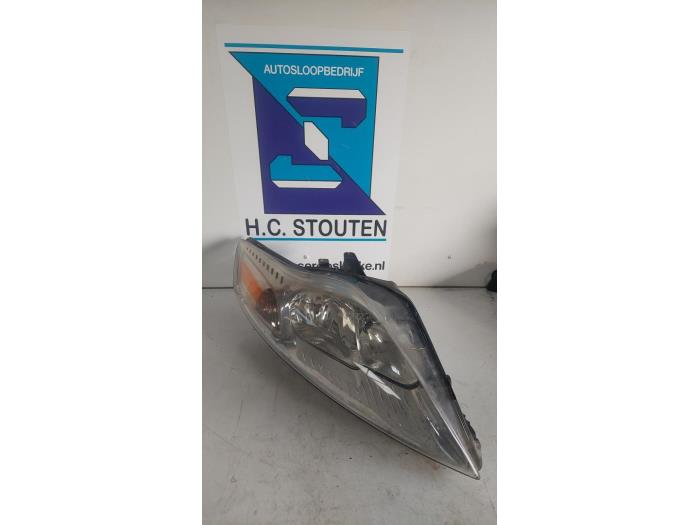 Używane Reflektor prawy Ford Mondeo IV 1.6 EcoBoost 16V Cena € 50,00 Procedura marży oferowane przez Autosloopbedrijf H.C.Stouten