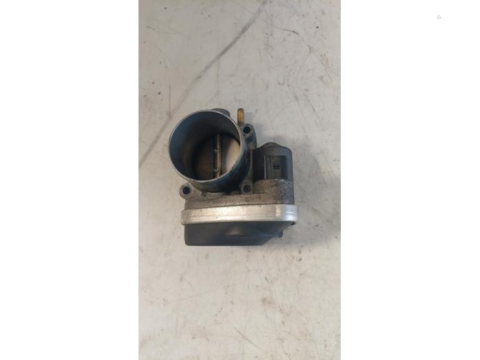 Usagé Boitier papillon Renault Clio III (BR/CR) 1.6 16V Prix € 35,00 Règlement à la marge proposé par Autosloopbedrijf H.C.Stouten