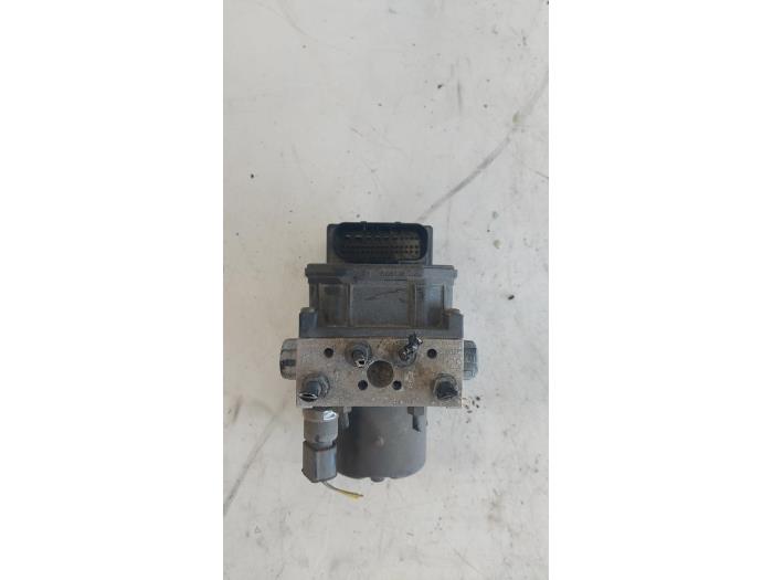Używane Pompa ABS Audi A4 Avant (B6) 2.5 TDI 24V Cena € 65,00 Procedura marży oferowane przez Autosloopbedrijf H.C.Stouten