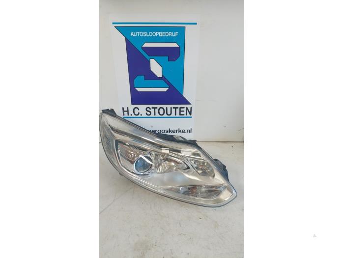 Używane Reflektor prawy Ford Focus 3 Wagon 1.0 Ti-VCT EcoBoost 12V 125 Cena € 80,00 Procedura marży oferowane przez Autosloopbedrijf H.C.Stouten
