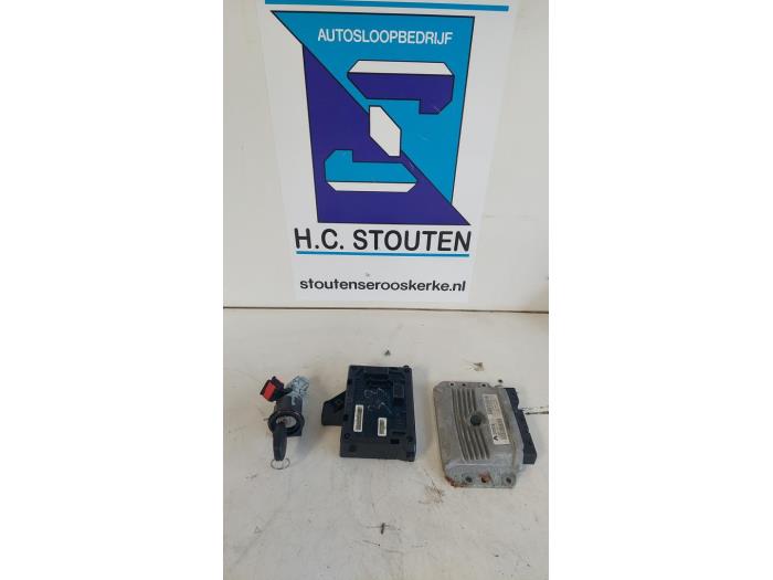 Used Ignition lock + computer Renault Clio III (BR/CR) 1.6 16V Price € 125,00 Margin scheme offered by Autosloopbedrijf H.C.Stouten