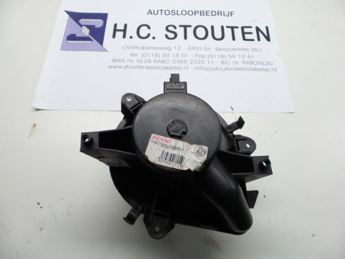 Heating and ventilation fan motor from a Fiat Punto II (188) 1.2 60 S 3-Drs. 2008