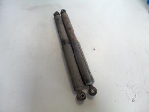 Used Shock absorber kit Opel Movano (4A1; 4A2; 4B2; 4B3; 4C2; 4C3) 2.5 CDTI Price € 60,00 Margin scheme offered by Autosloopbedrijf H.C.Stouten