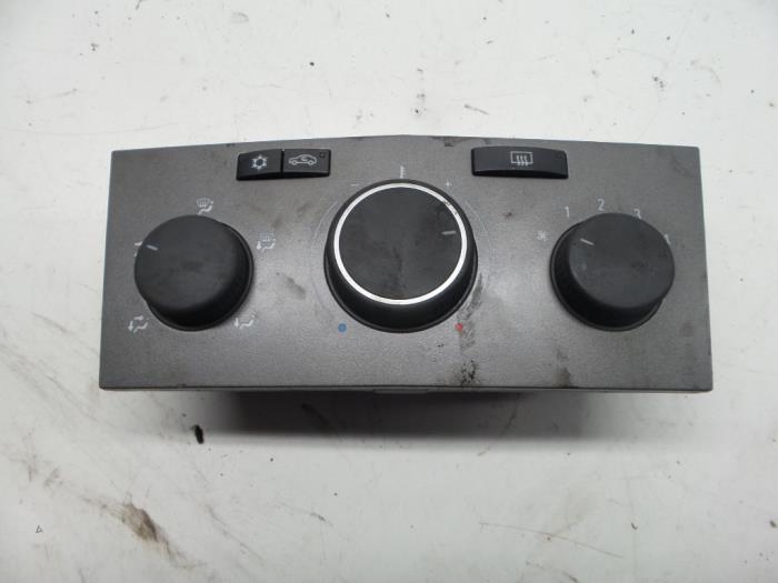 Heater control panel from a Opel Astra H SW (L35) 1.7 CDTi 16V 2005