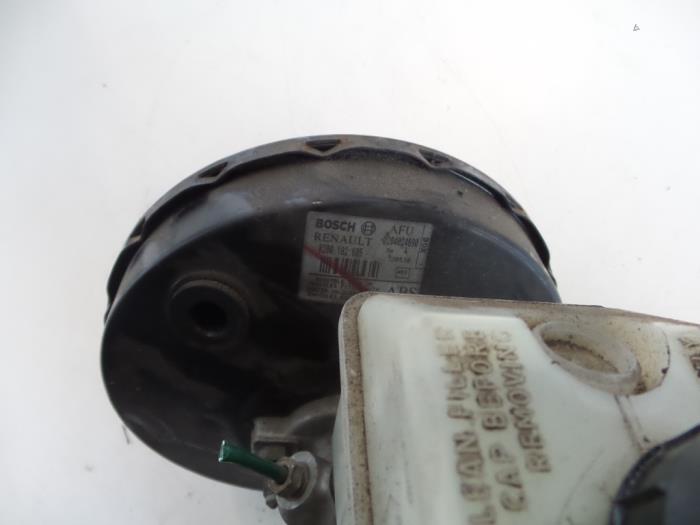 Usagé Servo frein Renault Twingo (C06) 1.2 16V Prix € 60,00 Règlement à la marge proposé par Autosloopbedrijf H.C.Stouten