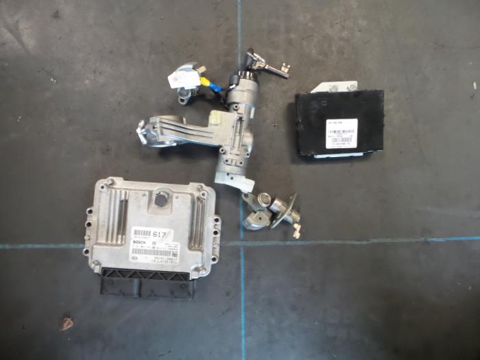 Used Ignition lock + computer Kia Rio Price € 125,00 Margin scheme offered by Autosloopbedrijf H.C.Stouten