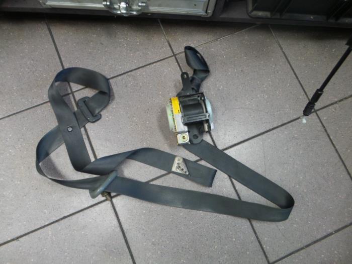Front seatbelt, right from a Toyota Yaris (P1) 1.0 16V VVT-i 1999