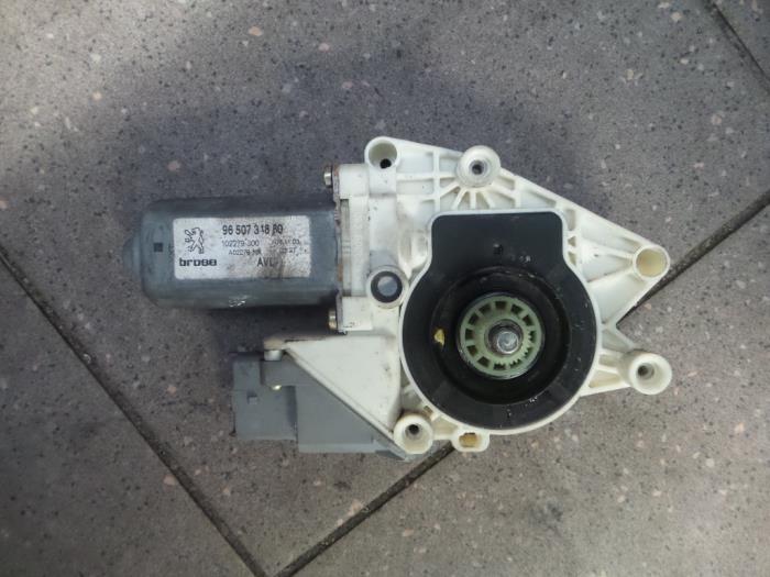 Usados Motor de ventanilla de puerta Peugeot 607 (9D/U) 2.2 16V Precio € 40,00 Norma de margen ofrecido por Autosloopbedrijf H.C.Stouten