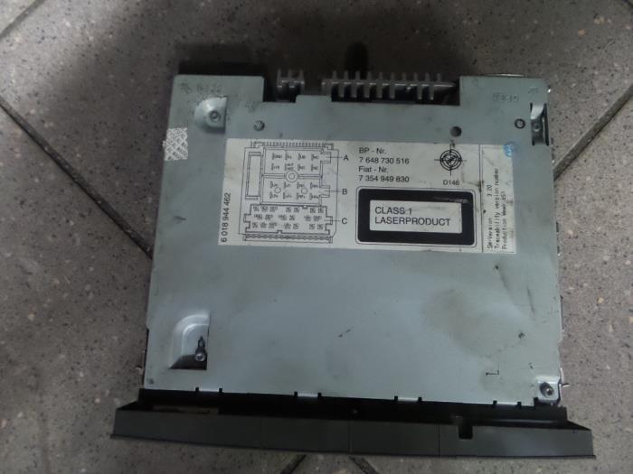 Radio CD player from a Fiat Panda (169) 1.2 Fire 2010