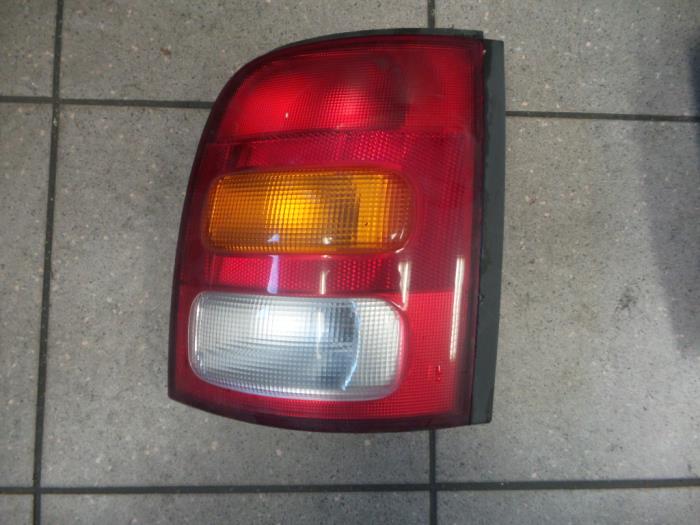 Feu arrière gauche d'un Nissan Micra (K11) 1.3 LX,SLX 16V 2000