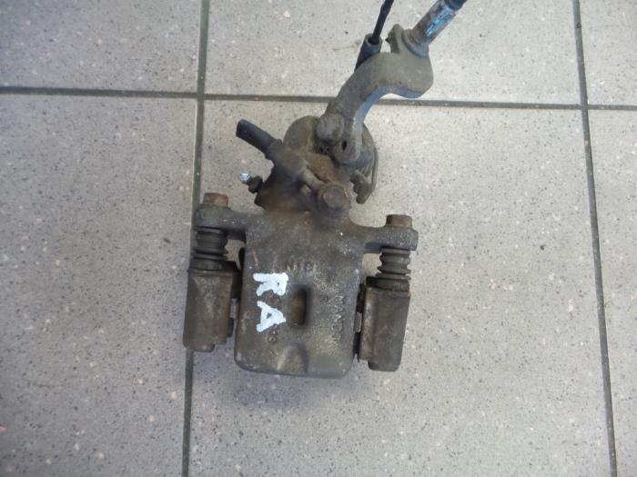 Gebrauchte Bremszange rechts hinten Hyundai Coupe 2.0i 16V Preis € 40,00 Margenregelung angeboten von Autosloopbedrijf H.C.Stouten