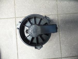 Usagé Moteur de ventilation chauffage Daihatsu Cuore (L251/271/276) 1.0 12V DVVT Prix € 40,00 Règlement à la marge proposé par Autosloopbedrijf H.C.Stouten