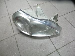 Used Headlight, right Kia Rio (DC22/24) 1.5 RS,LS 16V Price € 30,00 Margin scheme offered by Autosloopbedrijf H.C.Stouten