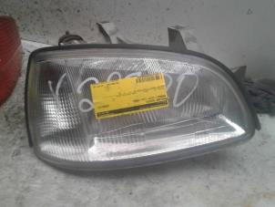 Used Headlight, right Renault Clio (B/C57/357/557/577) 1.2 Eco Kat. Price € 25,00 Margin scheme offered by Autodemontage de Zaag
