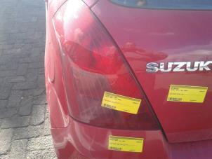 Usados Luz trasera izquierda Suzuki Swift (ZA/ZC/ZD1/2/3/9) 1.3 VVT 16V Precio € 30,00 Norma de margen ofrecido por Autodemontage de Zaag