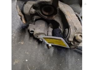 Used Front brake calliper, left Volkswagen Polo IV (9N1/2/3) 1.2 12V Price € 10,00 Margin scheme offered by Autodemontage de Zaag