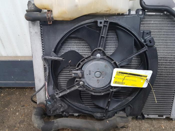 Gebrauchte Kühlerventilator Renault Clio III (BR/CR) 1.2 16V 75 Preis € 30,00 Margenregelung angeboten von Autodemontage de Zaag