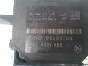 Usados Bomba ABS Chevrolet Spark 1.0 16V Precio € 100,00 Norma de margen ofrecido por Autodemontage de Zaag