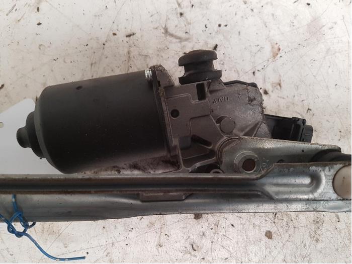 Front wiper motor from a Toyota Avensis Wagon (T25/B1E) 1.8 16V VVT-i 2005