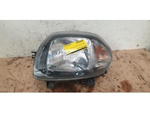 Used Headlight, left Renault Clio II (BB/CB) 1.2 Price € 25,00 Margin scheme offered by Autodemontage de Zaag
