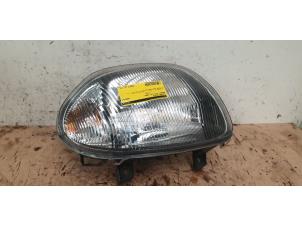 Used Headlight, right Renault Clio II (BB/CB) 1.2 Price € 25,00 Margin scheme offered by Autodemontage de Zaag