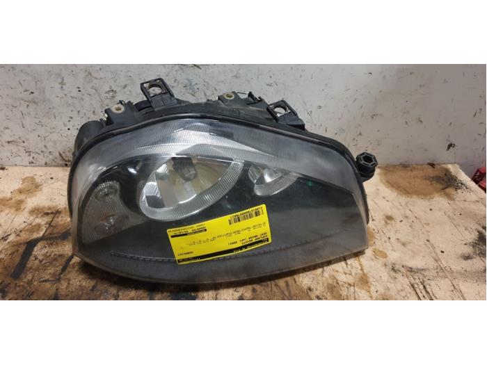 Używane Reflektor prawy Seat Arosa (6H1) 1.4i Cena € 30,00 Procedura marży oferowane przez Autodemontage de Zaag