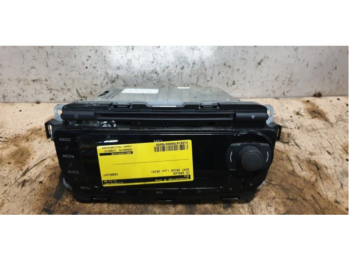CD player from a Seat Ibiza IV (6J5) 1.4 16V 2010