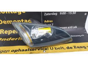 Used Headlight, right Ford Focus 2 1.6 16V Price € 40,00 Margin scheme offered by Autodemontage de Zaag
