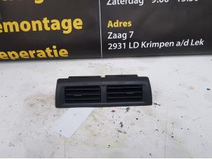 Używane Kratka wentylacyjna deski rozdzielczej Daihatsu Materia 1.3 16V Cena € 25,00 Procedura marży oferowane przez Autodemontage de Zaag