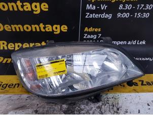 Usagé Phare droit Opel Zafira (F75) 2.2 DTI 16V Prix € 35,00 Règlement à la marge proposé par Autodemontage de Zaag