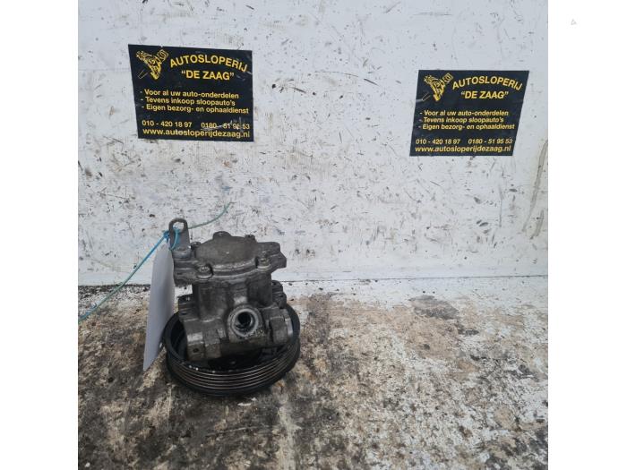 Power steering pump from a BMW X1 (E84) xDrive 20d 2.0 16V 2014