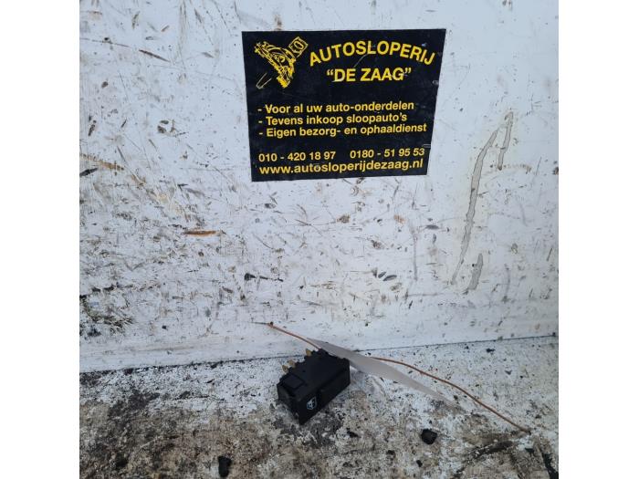 Usados Interruptor de ventanilla eléctrica Fiat Cinquecento 0.9 i.e. S Precio € 10,00 Norma de margen ofrecido por Autodemontage de Zaag