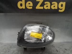 Used Headlight, left Renault Clio II (BB/CB) 1.6 Price € 35,00 Margin scheme offered by Autodemontage de Zaag