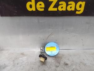 Usados Tapa de depósito Opel Agila (B) 1.2 16V Precio € 20,00 Norma de margen ofrecido por Autodemontage de Zaag