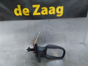 Used Wing mirror, right Renault Clio III (BR/CR) 1.4 16V Price € 15,00 Margin scheme offered by Autodemontage de Zaag