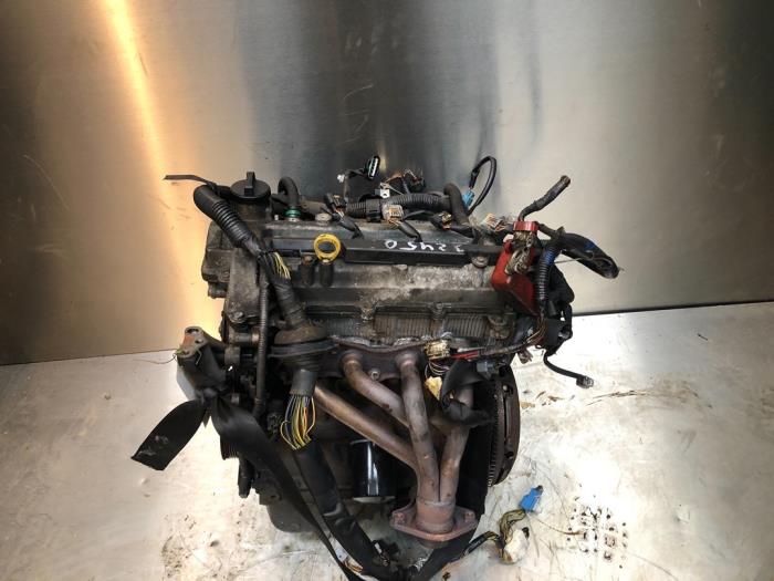 Engine from a Toyota Yaris (P1) 1.0 16V VVT-i 2002