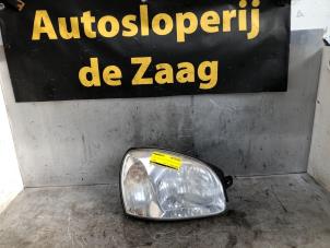Used Headlight, right Hyundai Santa Fe I 2.0 16V 4x2 Price € 50,00 Margin scheme offered by Autodemontage de Zaag