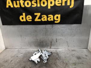 Używane Zawias pokrywy silnika Opel Corsa E 1.4 Turbo 16V Cena € 40,00 Procedura marży oferowane przez Autodemontage de Zaag