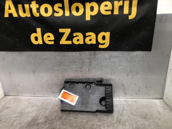 Begagnade Batterilåda Volvo V40 (MV) 2.0 D2 16V Pris € 20,00 Marginaltabell erbjuds av Autodemontage de Zaag