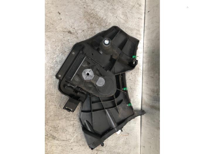 Support pare-chocs arrière droit d'un Volvo V40 (MV) 2.0 D2 16V 2015