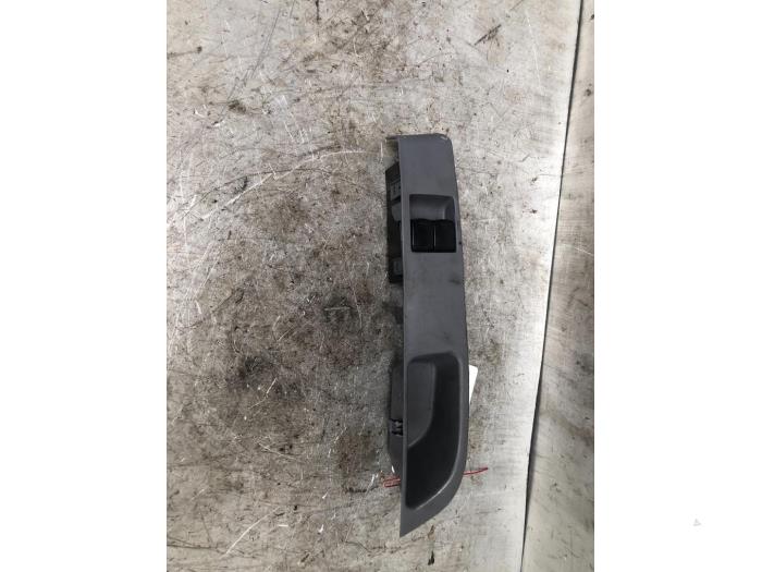 Electric window switch from a Nissan Micra (K12) 1.2 16V 2003