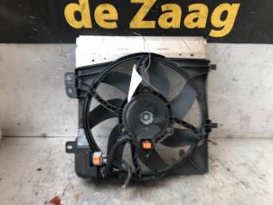 Usados Ventilador de radiador Peugeot 208 I (CA/CC/CK/CL) 1.2 Vti 12V PureTech 82 Precio € 40,00 Norma de margen ofrecido por Autodemontage de Zaag