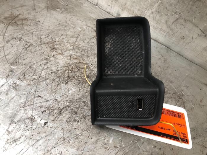 Używane Modul USB Ford Focus 3 1.0 Ti-VCT EcoBoost 12V 100 Cena € 20,00 Procedura marży oferowane przez Autodemontage de Zaag