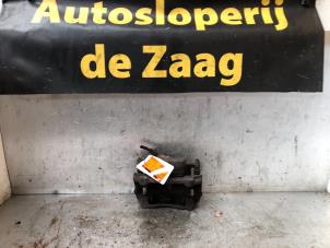Usagé Etrier de frein (pince) avant gauche Opel Vivaro 1.9 DI Prix € 25,00 Règlement à la marge proposé par Autodemontage de Zaag